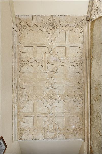 Sous-face aux armes et monogramme de Pierre de Stainville.