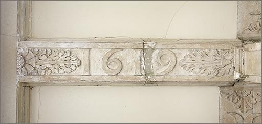 Sous-face du palier d'étage portant la date de 1619.