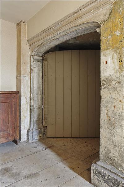 Porte d'accès à la cave.