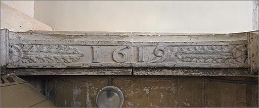 Sous-face du linteau de la porte d'accès à la cave portant la date de 1619.