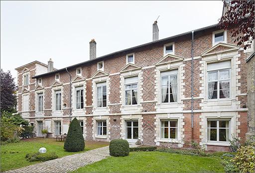 Façade sur jardin, vue d'ensemble.