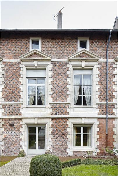 Façade sur jardin, détail de deux travées de fenêtres.
