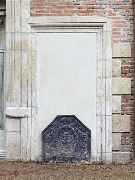 Façade sur jardin, détail de l'ancienne porte d'accès à la cour des communs.
