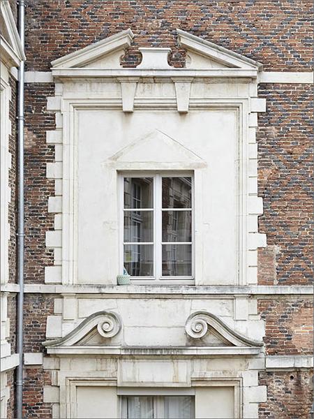 Corps D, façade sur cour d'entrée ; détail d'une fenêtre.