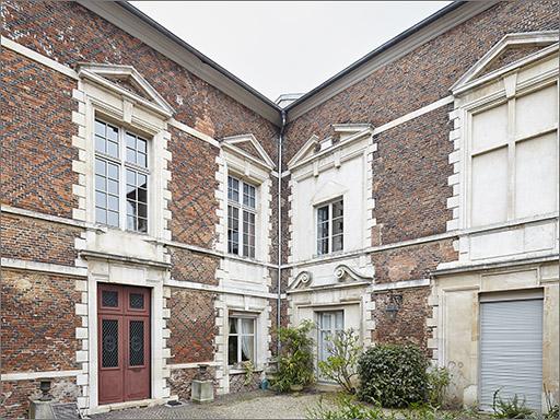 Corps A et D, façades sur cour d'entrée vues de trois-quart.