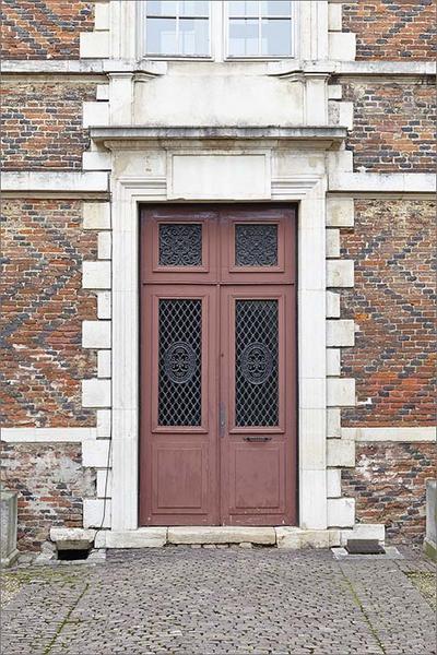 Corps A, façade sur cour ; porte d'entrée.
