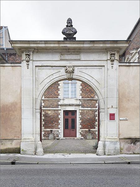 Façade sur la rue Mably, porte cochère surmonté d'un buste du duc Henri II.