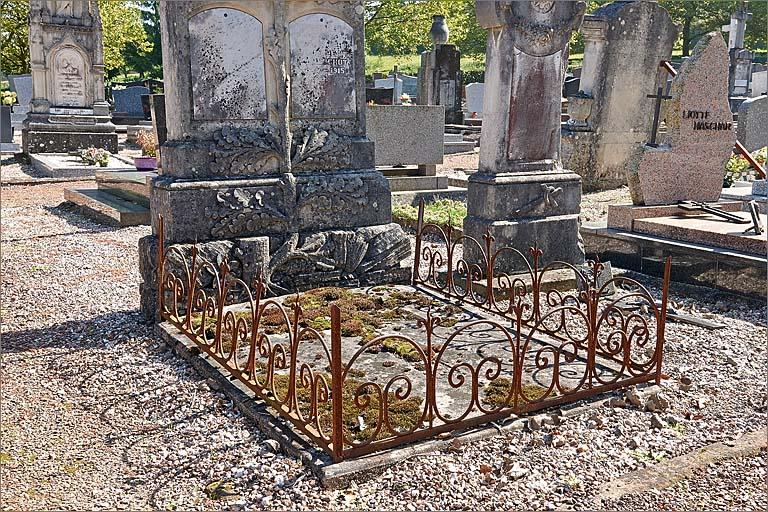 Tombeau (n°60) de type 2, détail de la grille d'entourage de tombe, ensemble trois quarts gauche.
