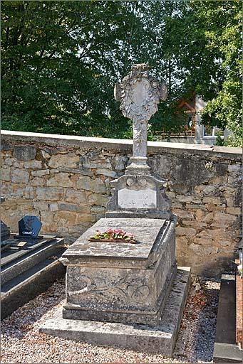 Tombeau (n°17) de type 3, ensemble trois quarts droit.
