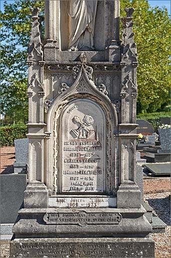 Tombeau (n°50) de type 6, détail de l'épitaphe, ensemble face.