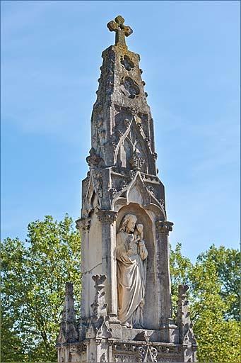 Tombeau (n°50) de type 6, détails de la partie sommitale.