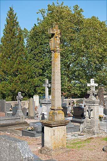 Tombeau (n°31), croix du cimetière, ensemble trois quarts droit.