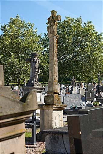 Tombeau (n°31), croix du cimetière, ensemble trois quarts droit.