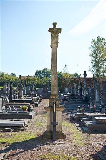 Tombeau (n°31), croix du cimetière, ensemble face.