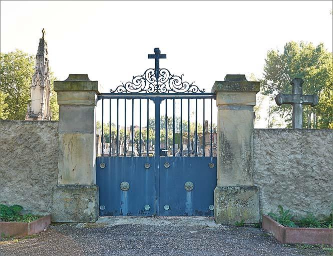 Portail d'entrée du cimetière, ensemble face.