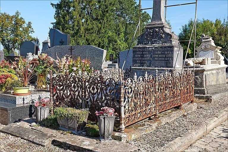 Tombeau (n°21) de type 1, ensemble trois quarts droit.