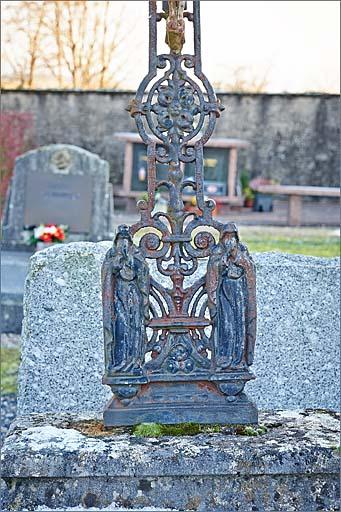 Tombeau (n°18) de type 3, croix funéraire, détail de la base, ensemble face.