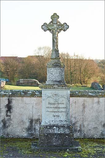Tombe (n°1), croix de cimetière, ensemble face.