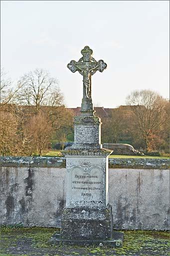 Tombe (n°1), croix de cimetière, ensemble face.