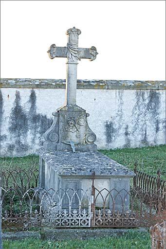 Tombe (n°12), de type 1, ensemble trois quarts gauche.