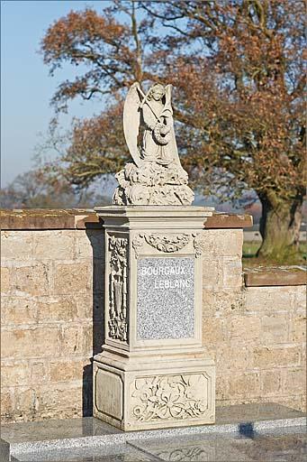 Tombe (n°4), ensemble trois quarts gauche.