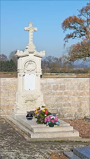 Tombe (n°3) de type 1, ensemble trois quarts gauche.