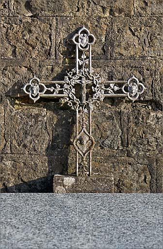 Tombe (n°13), tombe d'enfant, ensemble trois quarts droit.