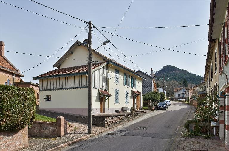 Vue générale de la rue de l'église, partie haute.