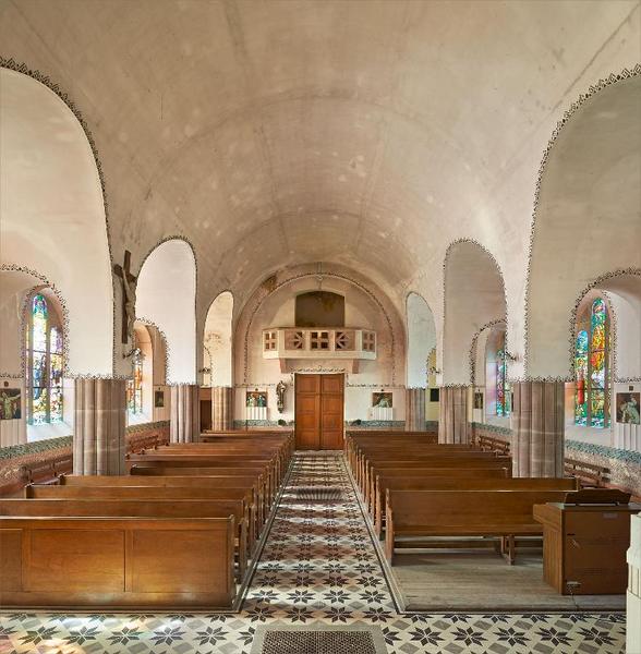 Intérieur, vue vers le porche.