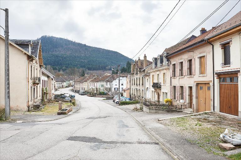 Vue générale de la rue de l'église, partie basse.