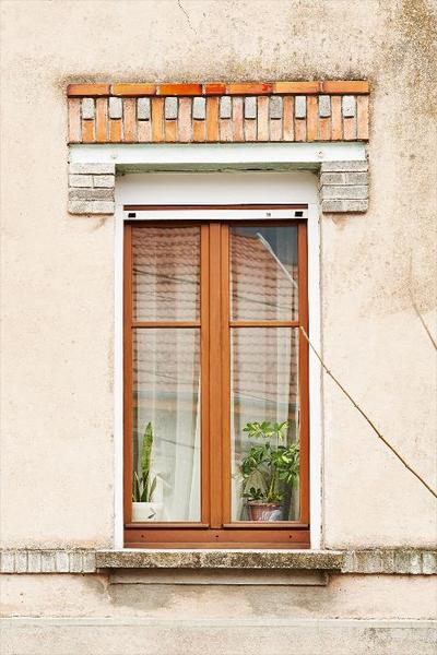 Ancienne ferme, 16 rue de l'église, détail d'un encadrement de fenêtre.