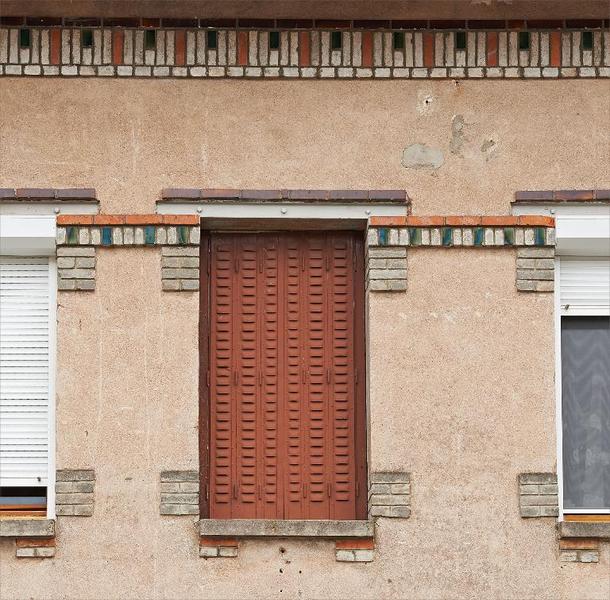 Maison, 8 rue de l'église, détail de l'encadrement de la fenêtre.