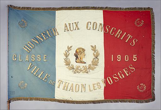 Vue d'ensemble. Inscription : 'Honneur aux conscrits / Clase 1905 / Ville de Thaon les Vosges'