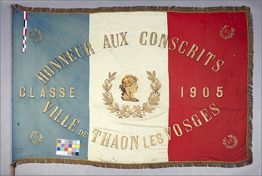 Vue d'ensemble avec charte. Inscription : 'Honneur aux conscrits / Clase 1905 / Ville de Thaon les Vosges'.
