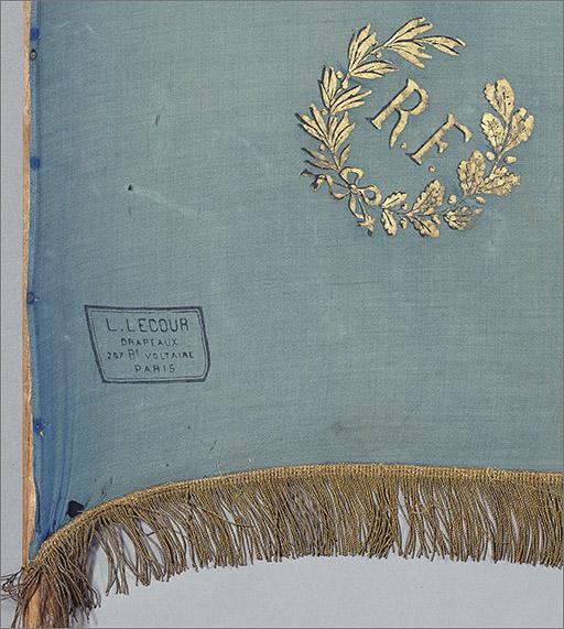 Vue du monogramme au coin inférieur gauche avec inscription 'R.F.' et du cachet d'atelier (L. Lecour / Drapeaux / 207 Bd Voltaire / PARIS).