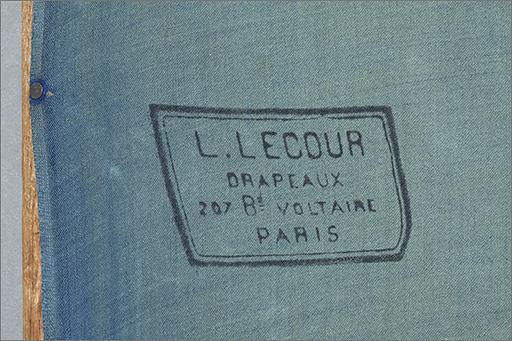 Détail. Cachet d'atelier (L. Lecour / Drapeaux / 207 Bd Voltaire / PARIS).