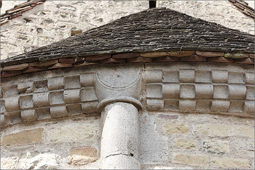 Chevet, détail de l'abside : corniche et chapiteau supérieur.