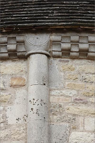 Chevet, détail de l'abside : corniche et chapiteau supérieur.