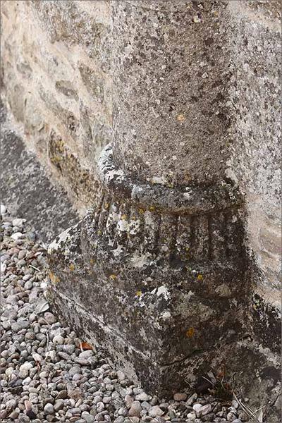 Chevet, détail de l'abside : base d'une oclonne.