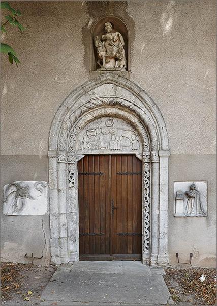 Façade antérieure, portail : ensemble face.