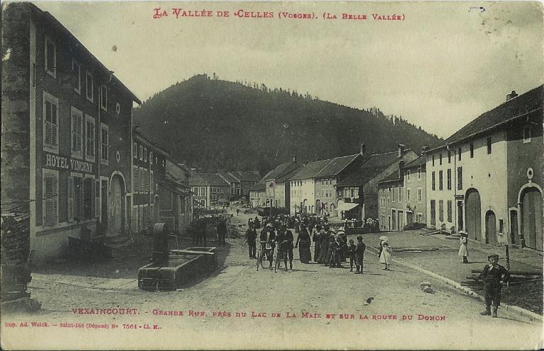 Vue générale de la grande rue, avant destruction.