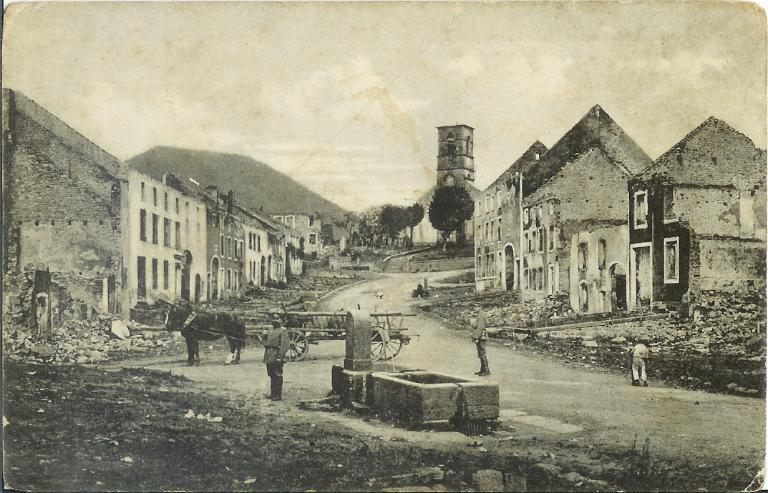 Vue générale de la grande rue après la destruction.