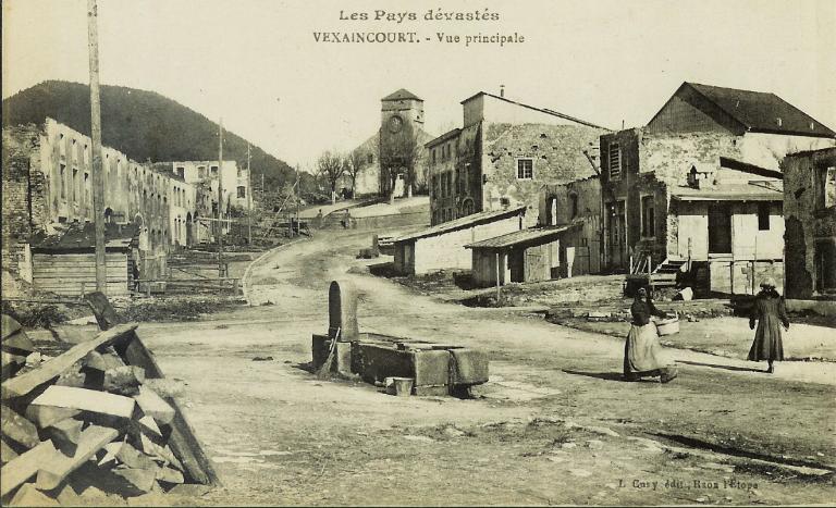 Vue générale de la grande rue, habitat provisoire.