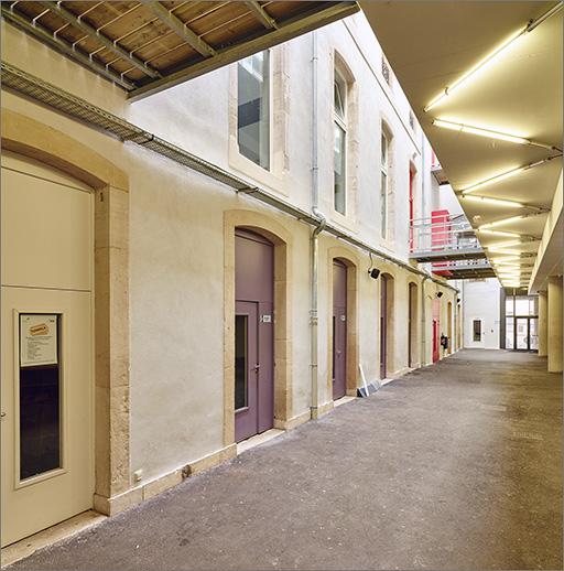 Galerie de circulation entre les corps D et H, vue vers la façade du corps H (1er et 2e niveaux).