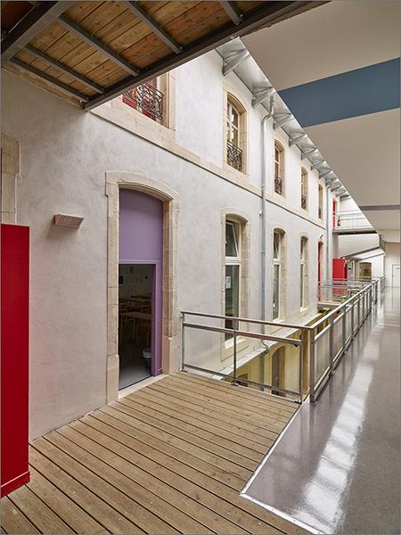Galerie de circulation entre les corps D et H, vue vers la façade du corps H (2e et 3e niveaux).