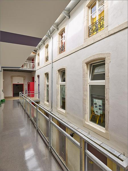 Galerie de circulation entre les corps D et H, vue vers la façade du corps H (2e et 3e niveaux).