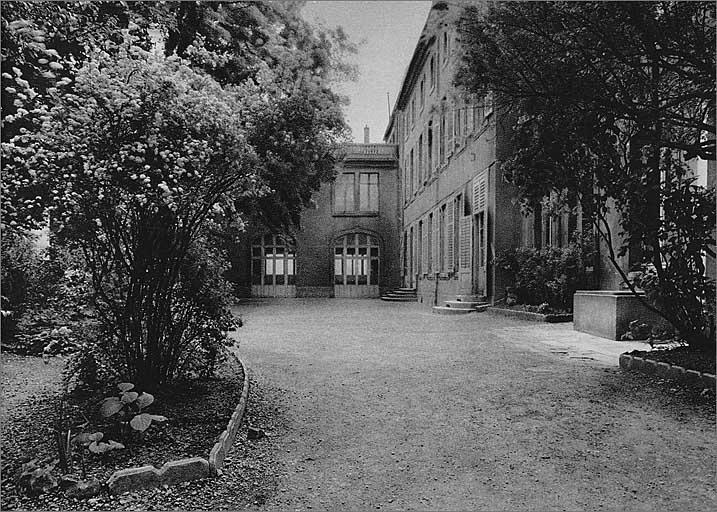 Vue du parc et des bâtiments (corps C) au début du 20e siècle (après 1911).