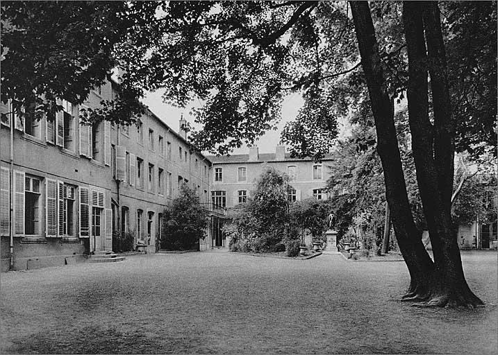 Vue du parc et des bâtiments (corps A et D) au début du 20e siècle.