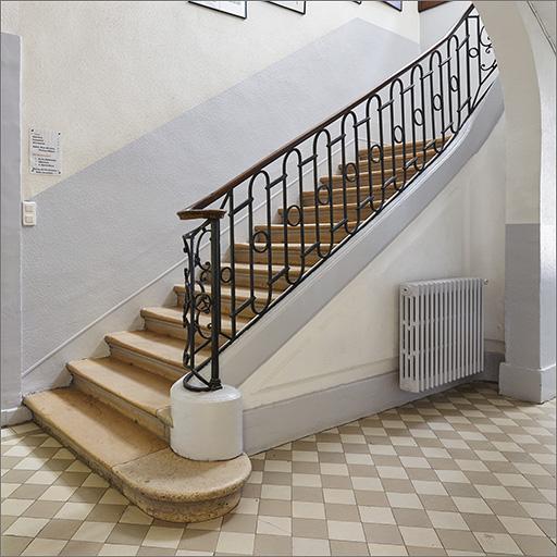 Corps A : escalier, départ.