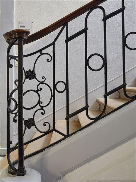 Corps A : escalier, détail de la rampe.
